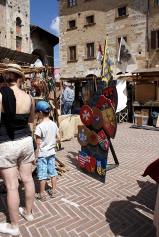 Piazza della Cisterna e piazza delle Erbe: il mercato medievale (1)