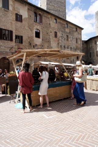 Piazza della Cisterna e piazza delle Erbe: il mercato medievale (2)