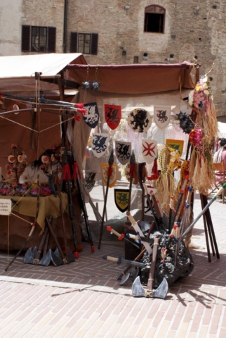 Piazza della Cisterna e piazza delle Erbe: il mercato medievale (4)