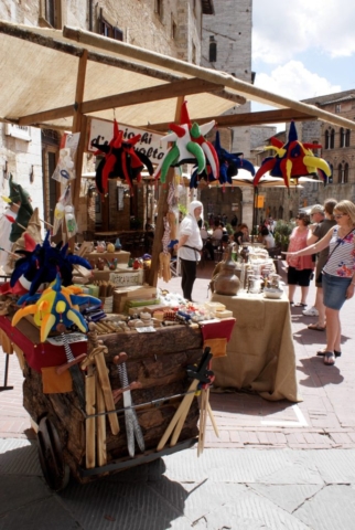 Piazza della Cisterna e piazza delle Erbe: il mercato medievale (5)