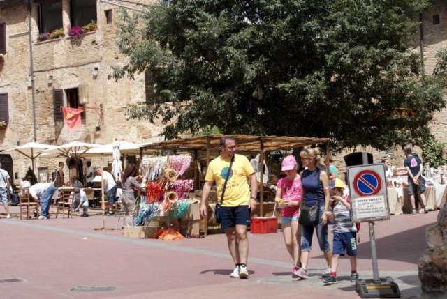 Piazza della Cisterna e piazza delle Erbe: il mercato medievale (6)