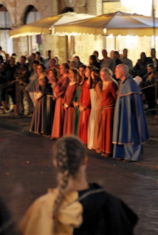 Piazza del Duomo: spettacolo di danzatori, trampolieri e mangiafuoco (4)
