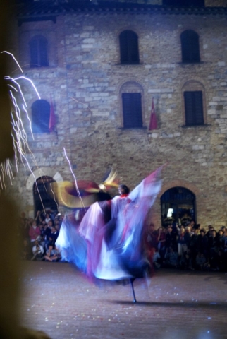 Piazza del Duomo: spettacolo di danzatori, trampolieri e mangiafuoco (7)