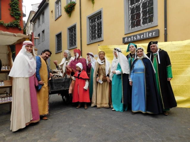 Centro storico: i Cavalieri di Santa Fina in attesa della seconda sfilata in costume (1)