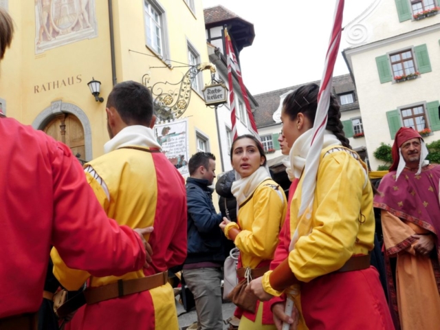 Centro storico: i Cavalieri di Santa Fina in attesa della seconda sfilata in costume (3)