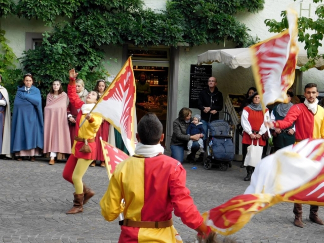 Dal lungolago al centro storico: sfilata storica, spettacoli di danza e di bandiere (1)