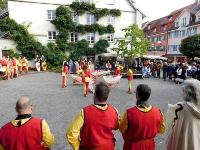 Dal lungolago al centro storico: sfilata storica, spettacoli di danza e di bandiere (16)