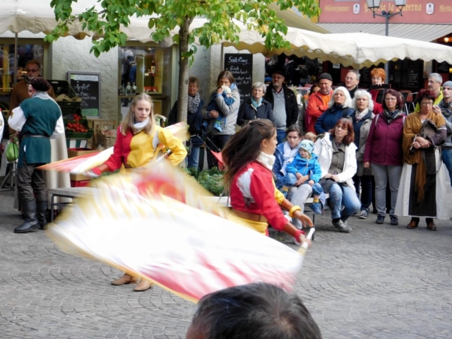 Dal lungolago al centro storico: sfilata storica, spettacoli di danza e di bandiere (17)