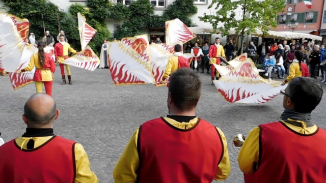 Dal lungolago al centro storico: sfilata storica, spettacoli di danza e di bandiere (18)