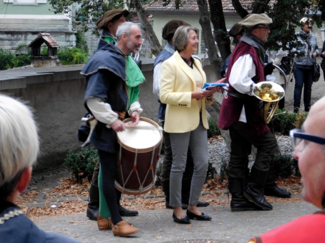 Castello: i Cavalieri di Santa Fina e la Fanfara di Meersburg salutano la Contessa (2)