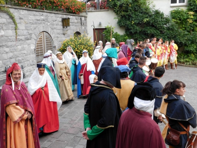 Dal centro storico al lungolago: esibizioni dei Cavalieri di Santa Fina (4)