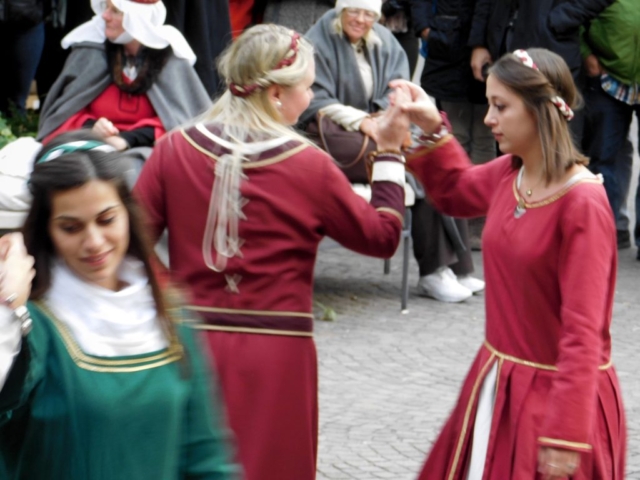 Dal centro storico al lungolago: esibizioni dei Cavalieri di Santa Fina (6)