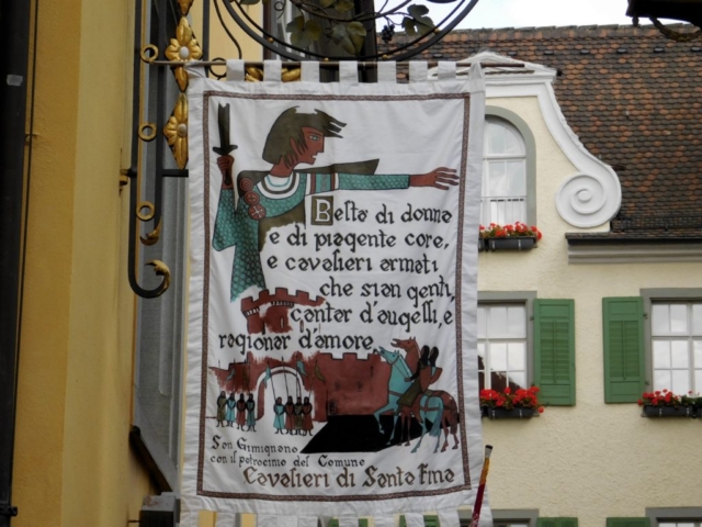 Il gonfalone dei Cavalieri di Santa Fina sventola sopra il municipio